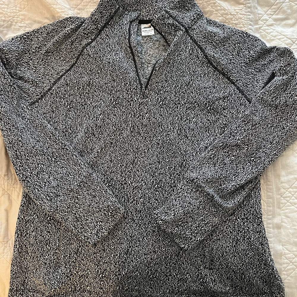 Set of two work out pullovers